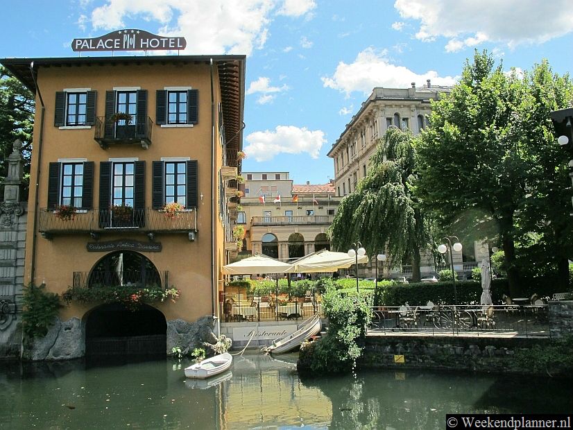 Het Palace Hotel ls een pas gerenoveerd viersterrenhotel in het centrum en met uitzicht op het Comomeer. De veerboten, het station en de Piazza Duomo liggen maar een paar minuten lopen van het hotel. Tips: De hotels en vakantiehuizen in Como.