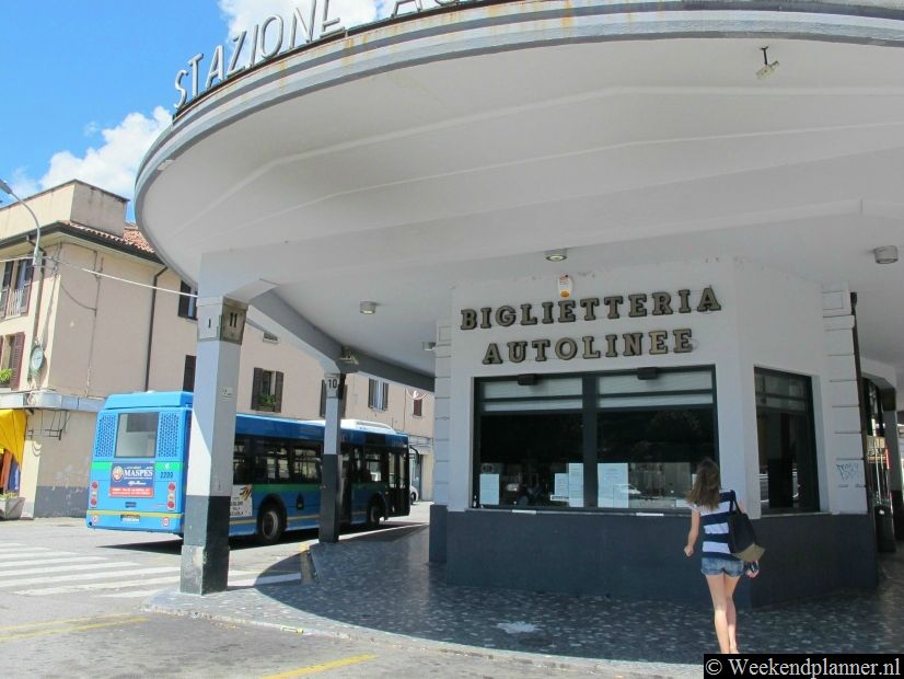 Naast het treinstation van Como is een busstation. Hier vertrekken bussen naar de dorpen in de omgeving. De veerboten zijn ook vlakbij dus als je naar een dorp aan het meer wilt kun je beter de boot nemen.  Foto's van een bezoek aan het nabijgelegen dorp Cernobbio.