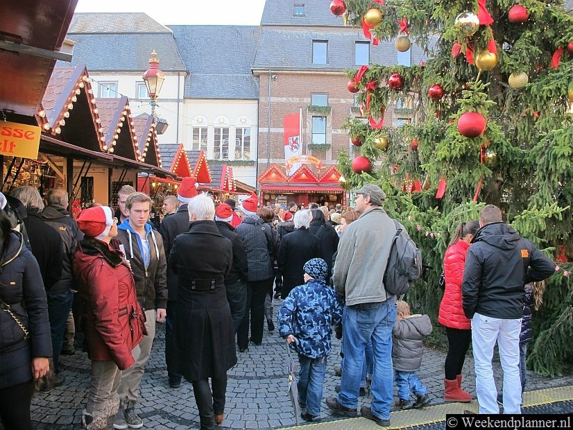 De kerstmarkt op de Marktplatz heeft veel te bieden als je voor eten en drinken komt. De Altstadt wordt niet voor niets één lange bar genoemd en voor de kerst is de bar nog langer . Tip: De kerstmarkten van Duitsland.