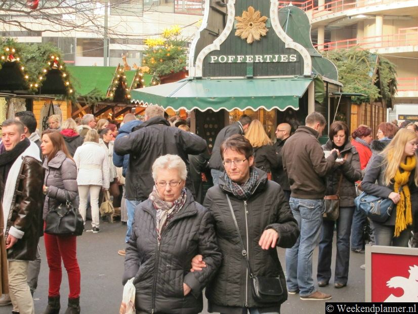 De kerstmarkt bij de Schadowplatz en de Schadowstrasse.   Foto's van een bezoek aan Düsseldorf.
