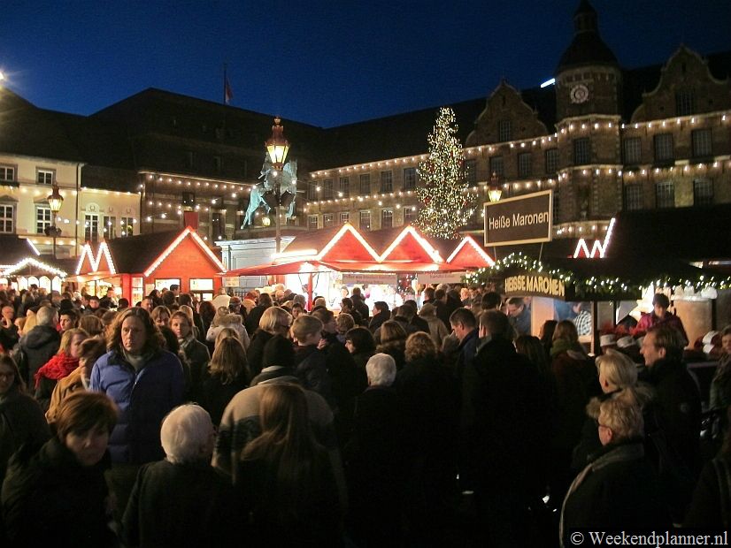 Aan het eind van de middag en in de avond zijn de kerstmarkten van Düsseldorf mooi verlicht. De kerstmarkt in de Altstadt, en dan vooral op de Marktplatz, is een leuke plek om te drinken en te eten. Tip: Een weekendje naar Düsseldorf.