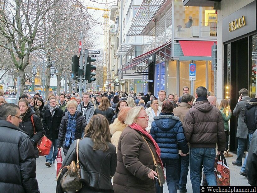 De Königsallee is een drukke boulevard in Düsseldorf met veel luxeuze winkels en dure merken. 