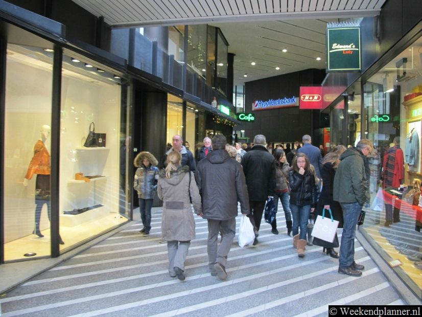 Aan de Königsallee zijn twee winkelcentra, Kö Center (op nummer 30) en Kö Galerie (nummer 60).