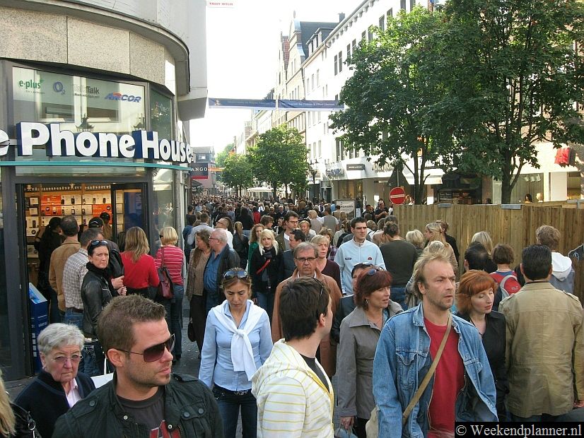 Düsseldorf is een populaire winkelstad. In de Alstad zijn rond de Marktplatz leuke boetiekjes. Via de winkelstraat Flingerstrasse loop je naar de luxe winkelstraat Königsallee en de altijd drukke Schadowstrasse. Tips: Een weekend in Düsseldorf.