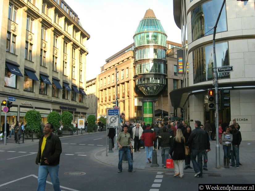 De Blumenstrasse in Düsseldorf met onder het torentje de ingang van de Schadow Arkaden, een winkelcentrum. Links de populaire winkelstraat Schadowstrasse.  Foto's van een bezoek aan  de Altstadt van Düsseldorf.
