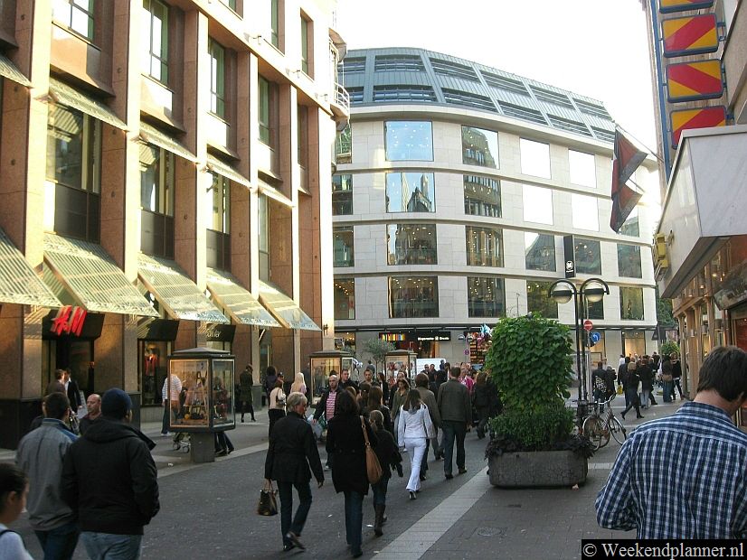 Meer in de Altstadt ligt de altijd drukke winkelstraat Flingerstrasse. De Flingerstrasse en de Königsallee zijn verbonden door winkelstraten dus al winkelend loop je al snel naar de Altstadt.