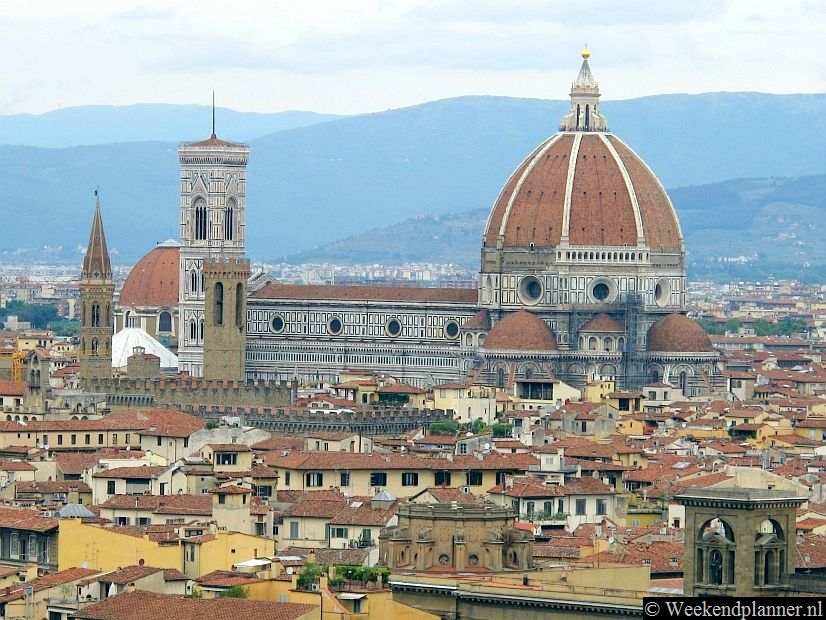 De kathedraal van Florence met zijn kenmerkende 15de eeuwse koepel staat op een groot plein in het centrum van de stad, de Piazza del Duomo. Foto's van het uitzicht vanaf het plein Piazzale Michelangelo.