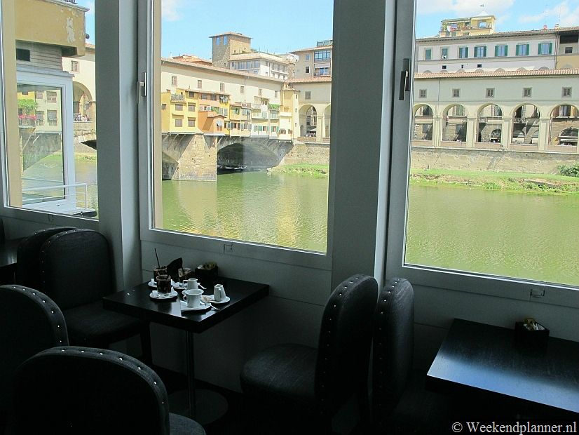 Op de andere oever liggen enkele hotels, restaurants en een banketbakker. Deze foto is gemaakt in het restaurant van de bakkerij. Je hebt er een prachtig uitzicht op de Ponte Vecchio. Een aanrader voor een ontbijt of lunch en echt duur is het niet. Tips: Overnachten in een palazzo in  Florence.