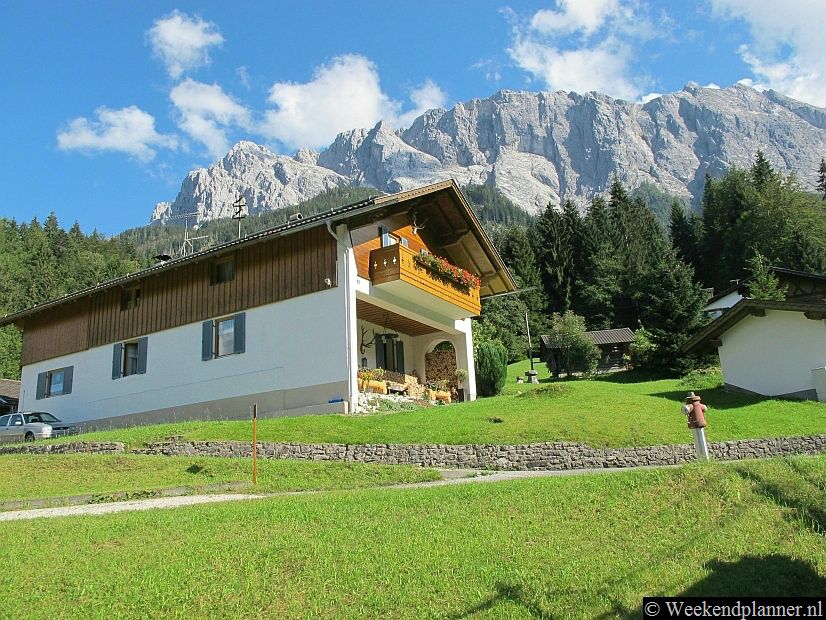 Door het prachtige landschap kopen veel rijke Duitsers een huis in de omgeving van Garmisch-Partenkirchen. Er zijn villa's en bungalows bij Garmisch-Partenkirchen die je als vakantiehuis kunt huren.Tips: Overnachten in Garmisch-Partenkirchen.