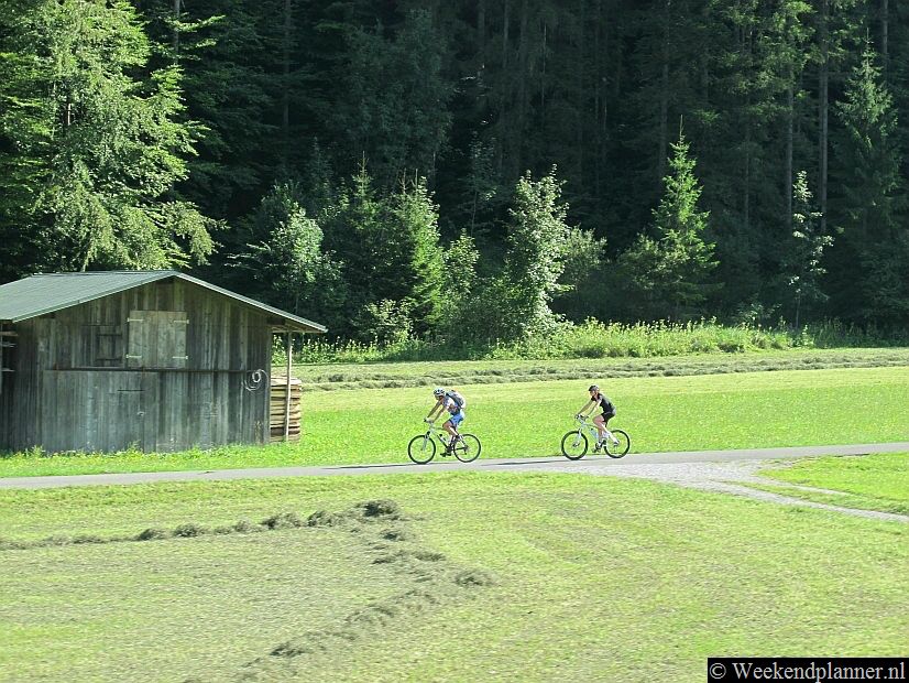 In de omgeving van Garmisch-Partenkirchen wordt dan ook veel gefietst en gewandeld. Hier zie je de omgeving rond het dorp Grainau-Badersee.Tips: Fietsen en hiken bij Garmisch-Partenkirchen.