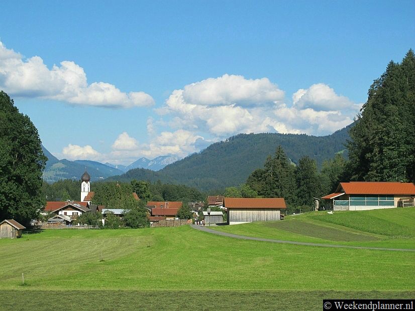 Vanuit Garmisch-Partenkirchen kun je wandelen en fietsen. Als je wilt kun je in ongeveer 8 uur de berg Zugspitze beklimmen. Er zijn op de route berghutten waar je onderweg kunt eten en overnachten, bijvoorbeeld de Reintalangerhütte en de Knorrhütte.Tips: De  mooiste plaatsen bij Garmisch-Partenkirchen.