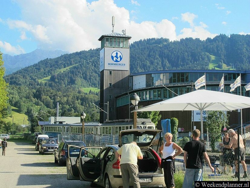 Op de foto zie je het olympisch stadion van Garmisch-Partenkirchen op het station van de Bayerische Zugspitzbahn. Met de Bayerische Zugspitzbahn kun je o.a. naar de Eibsee en naar de berg Zugspitze reizen.Tips: Een paar dagen in Garmisch-Partenkirchen.