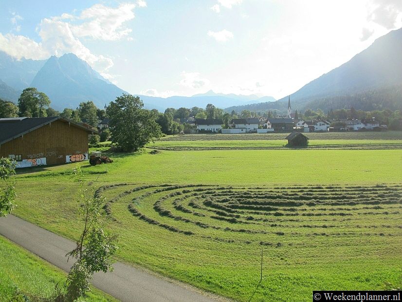 Het stadje Garmisch-Partenkirchen in Beieren is omringt door hooggebergte en ligt in het dal van het riviertje de Loisach.Tips: De  mooiste plaatsen bij Garmisch-Partenkirchen.