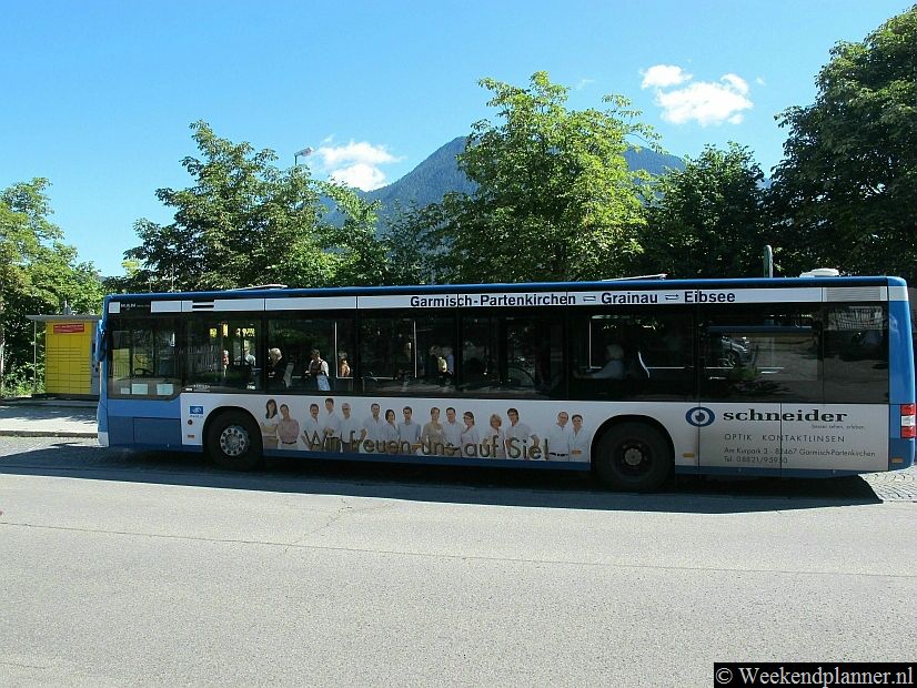 Je kunt met de bus en de trein naar dorpen in de omgeving. Treinkaartjes van de Bayerische Zugspitzbahn zijn ook geldig in de bus.Foto's van de attracties bij Garmisch-Partenkirchen.