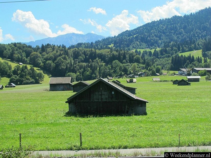 De omgeving van Garmisch-Partenkirchen staat bekend om zijn groene landschap en schone lucht. De diepe kloof Partnachklamm ligt maar een paar kilometer lopen van Garmisch-Partenkirchen langs het riviertje Partnach.Tips: De  mooiste plaatsen bij Garmisch-Partenkirchen.