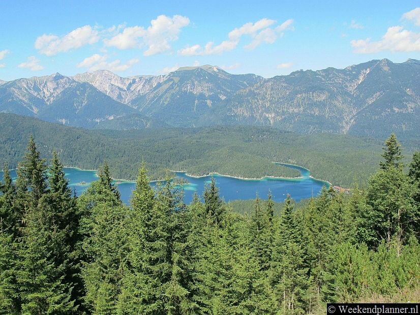 Het meertje Eibsee ligt aan de voet van de berg Zugspitze, maar 9 km van Garmisch-Partenkirchen. Het water heeft een groene kleur maar het is één van de schoonste bergmeren van Beieren.Tips: De  mooiste plaatsen bij Garmisch-Partenkirchen.