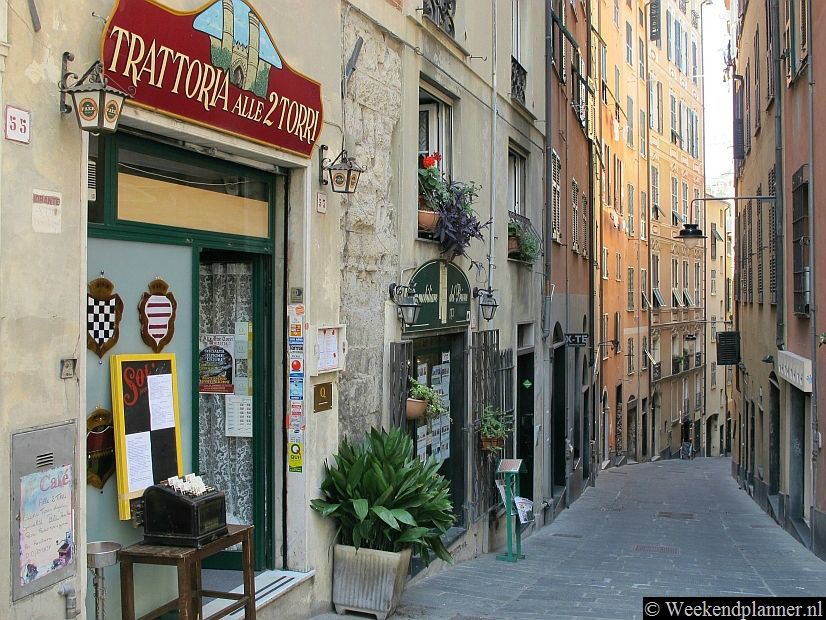 Achter de stadspoort Porta Soprana begint de oude stad, Centro Storico. Hier kun je uren door smalle straatjes met nog smallere zijstraatjes dwalen. Tips: Een weekend in Genua.