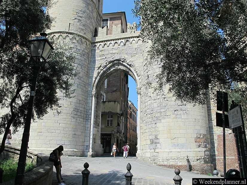 Genua is de stad met de langste stadsmuren van Europa. In Genua staan nog de stadsmuren uit de negende, twaalfde, veertiende, zestiende en de zeventiende eeuw. Op de foto zie je de 12de-eeuwse stadspoort Porta Soprana bij het oude centrum, Centro Storico.Tips: Deze bezienswaardigheden in Genua moet je niet missen.