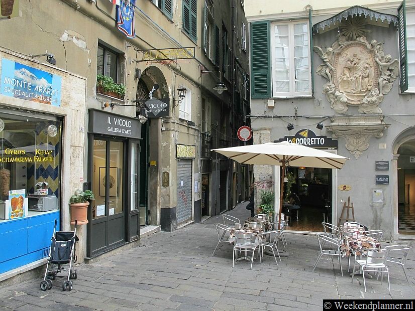 In Centro Storico is van alles te zien en de vele straatjes vormen een doolhof.  Er zijn wandelroutes door het meest interessante gedeelte van Centro Storico.Tips: Deze bezienswaardigheden in Genua moet je niet missen.