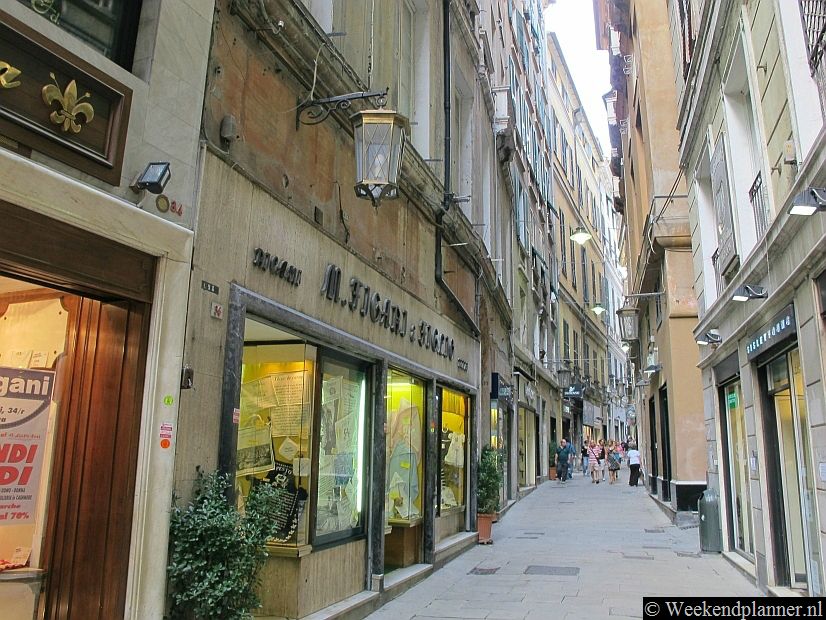 Dit is nog een brede straat in Centro Storico. Sommige straatjes zijn niet breder dan een meter.Foto's van de attracties van Genua.