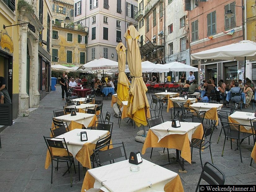 Op de Piazza delle Erbe in Centro Storico zijn veel druk bezochte terrasjes.Tips: Lekker eten en drinken in Genua.