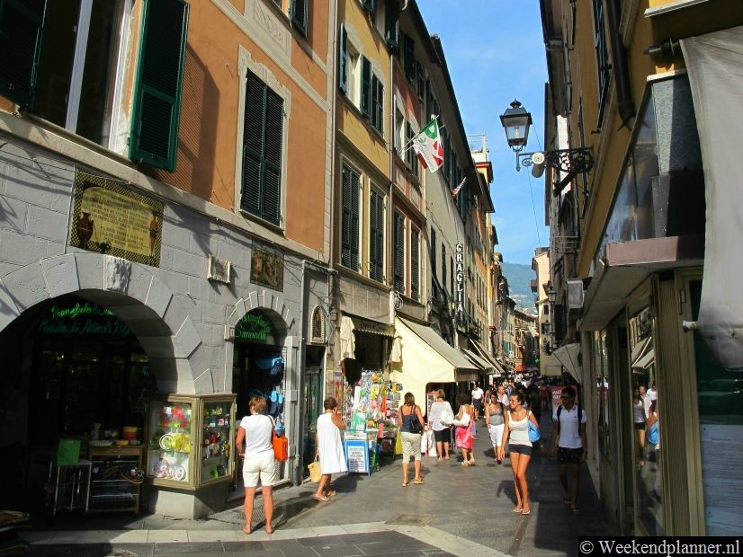 Vanuit de winkelstraat Via San Lorenzo bij de oude haven kun je veel leuke winkelstraatjes bereiken.Foto's van een bezoek aan de oude haven.
