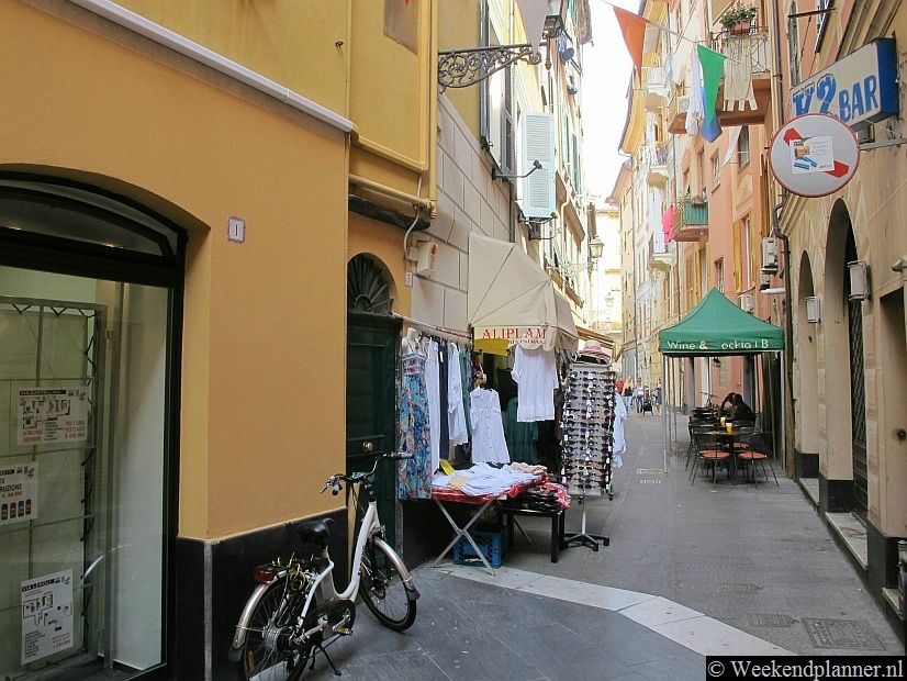 Dit is één van de vele winkelstraatjes tussen het plein Piazza Ferrari en de oude haven.Foto's van een bezoek aan de binnenstad van Genua.