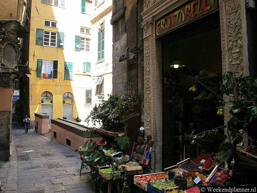 In het oude centrum van Genua zie je bijzondere winkeltjes en leuke straatjes met hier en daar een pleintje met cafés en restaurants.Tips: Voordelig eten en drinken in Genua.