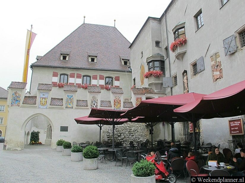De kleine stad Hall in Tirol ligt ongeveer 5 km van Innsbruck aan de Inntal Autobahn richting Innsbruck.  Tip: Bezoek het bergdorp Hall in Tirol.