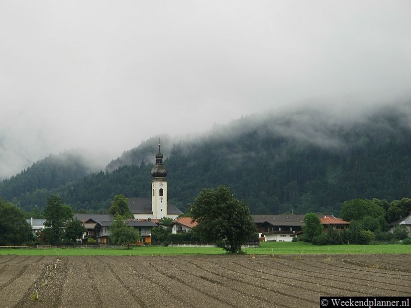 Één van de leuke dorpen rond Hall in Tirol. In de winter zijn is het wintersportgebied bij Hall in Tirol, het skigebied Glungezer, gemakkelijk te bereiken. Tip: De bergen bij Innbruck.