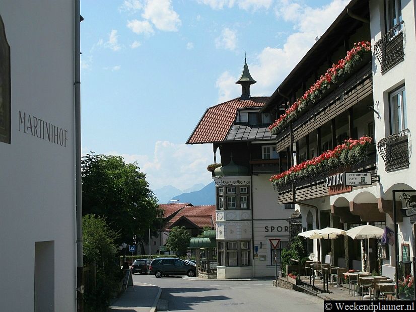 Dit zijn enkele hotels en restaurants in het centrum van Igls. Bij het Sporthotel kun je gemakkelijk parkeren.Tips: Reserveer dit hotel in Igls-Innsbruck..
