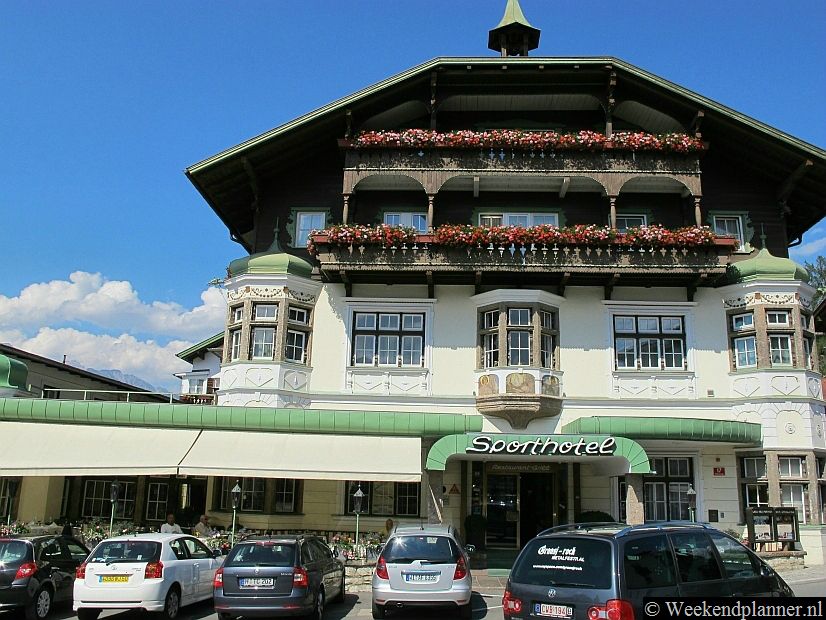 In het centrum van Igls zijn veel hotels en pensions. Vanaf de snelweg is Igls gemakkelijk te bereiken dus veel vakantiegangers overnachten onderweg naar de Brennerpas in Igls.Tips: Vakantie in Igls-Innsbruck..