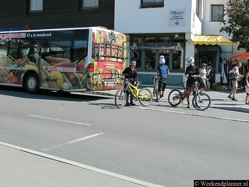 Als je overnacht in Innsbruck kun je daar een fiets huren en meenemen op de bus.Tips: Overnachten in Innsbruck.