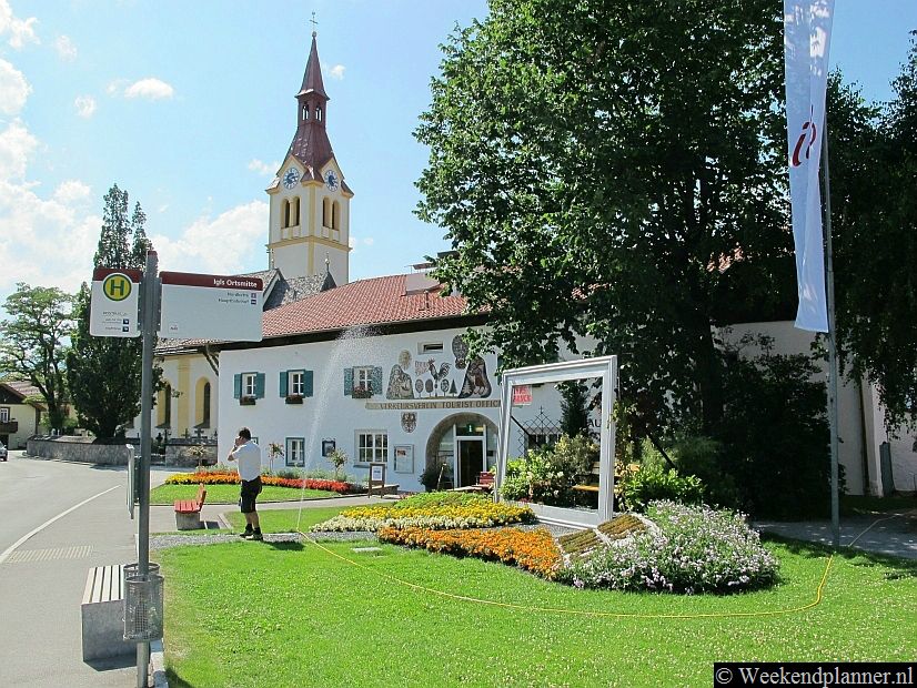 Igls is eigenlijk een wijk van Innsbruck maar het lijkt nog steeds een dorp.  Met de tram of de bus kun je gemakkelijk en snel van Igls naar het centrum van Innsbruck reizen. De afstand is maar 4 km. Tips: De attracties van Innsbruck.
