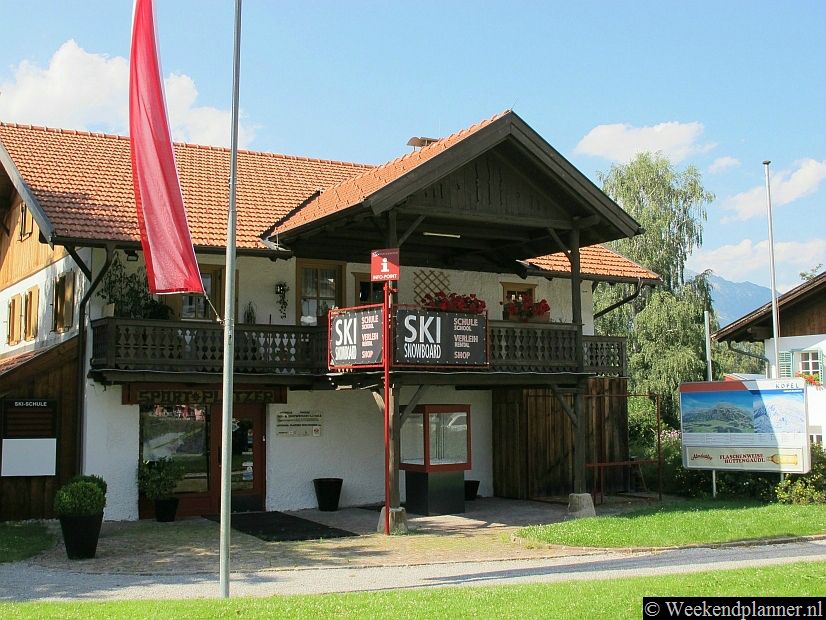 In Igls zijn er in de winter skischolen en je kunt er ski's huren. In de zomer huur je er fietsen.Tips: Vakantie in Igls-Innsbruck..