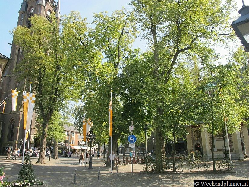 Het plein de Kapellenplatz met op de achtergrond de belangrijkste winkelstraat van Kevelaer, de Hauptstrasse. Behalve de Kaarsenkapel en de basiliek heb je op het plein ook nog de  Biechtkape en de Sacramentskapel.Tips: Het Romeinse archeologische park van Xanten(afstand 25 km).