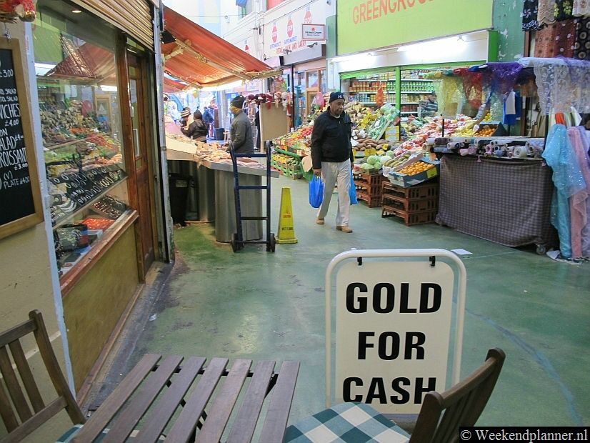 De Reliance Arcade (1924) is een markthal met kleine winkeltjes op de Brixton Market tussen Electric Avenue en Brixton Road.Tip: De tropische markt Brixton Market.