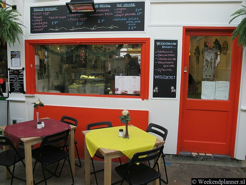 In de markthallen zijn veel kleine cafés en eethuisjes met terrasjes. Tip: Uiteten in Londen.