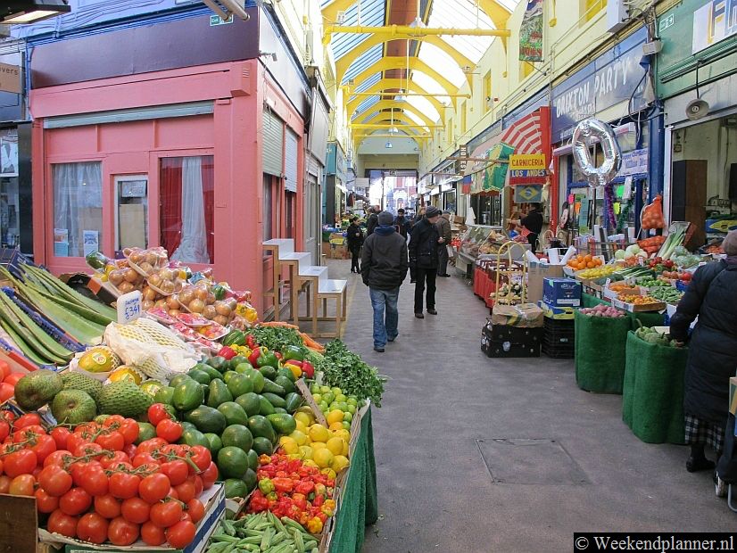 De Brixton Market is de kleurrijke Caribische markt van Londen. De markt is iedere dag open.Tip: De caribische markt Brixton Market.