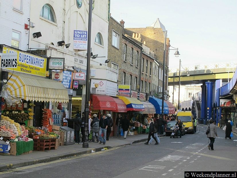 In de wijk Brixton wonen veel immigranten uit Afrika en het Caribisch gebied. Rondom metrostation Brixton zie je veel buitenlandse winkeltjes.Tip: De tropische markt Brixton Market.