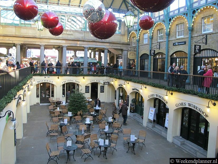 Dit is de South Hall Courtyard. Hier mogen alleen straatartiesten optreden die klassieke muziek spelen.  Er is verder ieder uur een voorstellinge bij de North Hall of op de West Piazza.Tips: De attracties van Covent Garden in Londen..