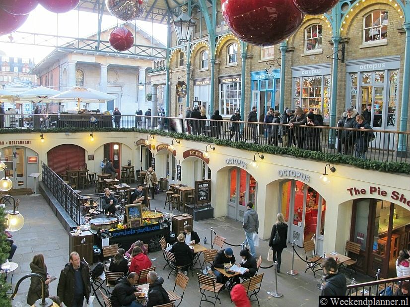 De Covent Garden Market was vroeger een bloemen-, groente - en fruitmarkt. Tegenwoordig zijn er in de markthal kleine winkeltjes en restaurants. Tips: De attracties van Covent Garden in Londen..