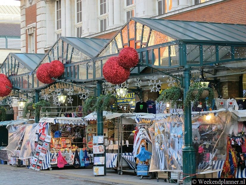 De Jubilee Market was oorspronkelijk de bloemenmarkt. Nu kun je er souvenirs kopen.Tips: Shoppen in Londen..
