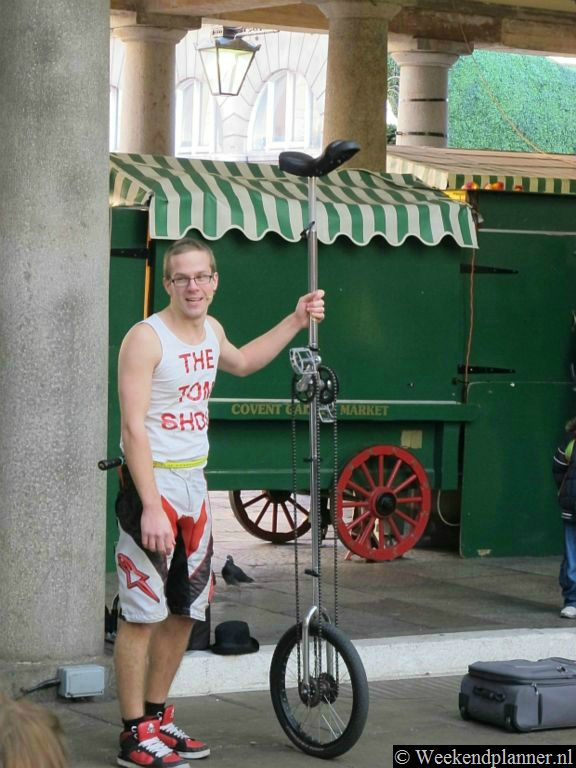 Covent Garden staat bekend om de vele straatartiesten die hier optreden. Deze straatartiesten doen auditie om te mogen optreden en zijn dus erg goed. Een voorstelling duurt ongeveer 30 minuten.Tips: De attracties van Covent Garden in Londen..