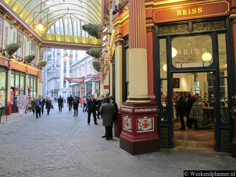 De Leadenhall Market was het decor van veel films. Misschien herken je het uit Harry Potter. Angelina Jolie reed als Lara Croft in de film Tomb Raider dwars door Leadenhall Market.. Tip: De attracties van de City of London.