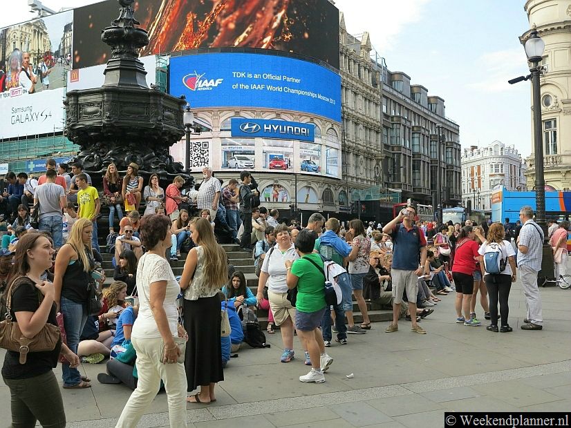 Piccadilly Circus is een plein in het centrum van Londen. De winkelstraten Regent Street en Piccadilly, Leicester Square en de theaters van West End en Soho liggen vlakbij.Tip: De attracties rond Piccadilly Circus.
