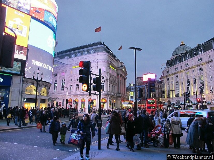 Er is een theater aan het plein en er zijn veel winkels, restaurants en bars in de buurt. Voor de bioscopen in Leicester Square en de theaters West End hoef je maar een paar minuten te lopen.Tip: Ook Soho en Chinatown liggen vlakbij.