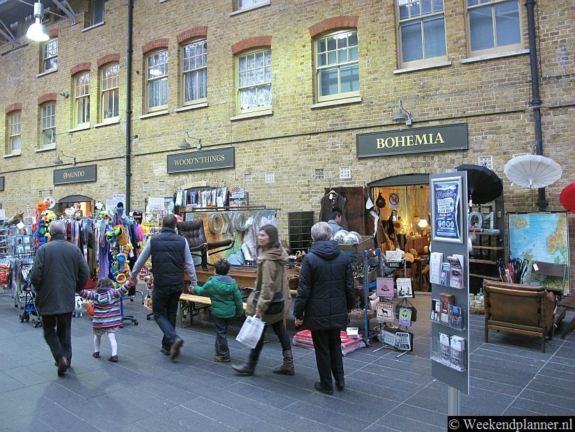 Langs de zijkant van de markt zijn kleine winkels en restaurants.Tips: De bekendste markten in Londen.