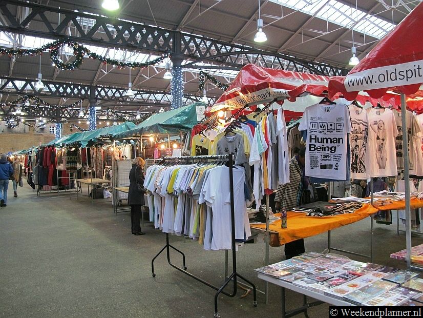Op de Old Spitalfields Market is veel kleding. Vooral de t-shirts worden veel verkocht.