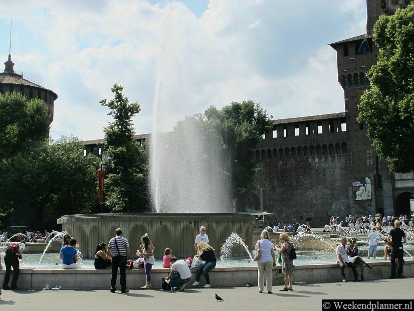 Voor Castello Sforzesco is een fontein waar altijd wel wat te doen is. Veel toeristen komen hier hun broodje opeten. Tip: Deze bezienswaardigheden in Milaan moet u niet missen.